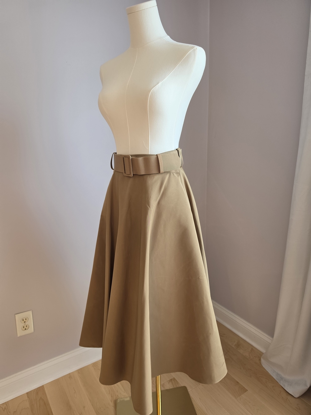 Carolina Herrera Beige A-Line Midi Skirt with Matching Belt - Picture 5 of 8